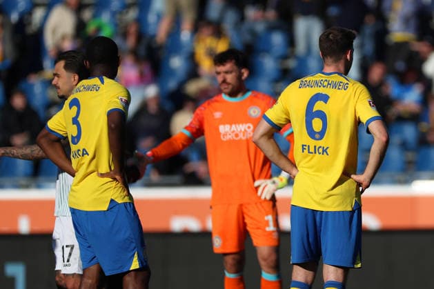 Braunschweig vs. Münster, 2. BL Braunschweig, 01.03.2026, Fußball, Herren, 2. BL, Saison 2025 2026, Eintracht Braunschweig vs. SC Preußen Münster: Spielende, Mannschaft nach der Niederlage, Patrick Nkoa (Eintracht Braunschweig), Florian Flick (Eintracht Braunschweig) (DFL DFB REGULATIONS PROHIBIT ANY USE OF PHOTOGRAPHS as IMAGE SEQUENCES and or QUASI-VIDEO) Stadion an der Hamburger Straße Niedersachsen Deutschland