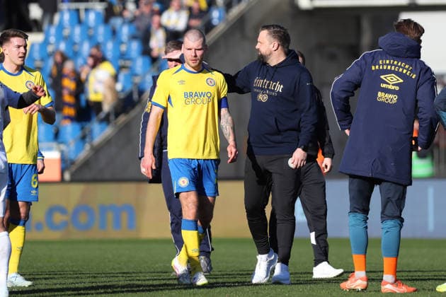 Braunschweig vs. Münster, 2. BL Braunschweig, 01.03.2026, Fußball, Herren, 2. BL, Saison 2025 2026, Eintracht Braunschweig vs. SC Preußen Münster: Spielende, Mannschaft nach der Niederlage, Kevin Ehlers (Eintracht Braunschweig), Cheftrainer Heiner Backhaus (Eintracht Braunschweig) (DFL DFB REGULATIONS PROHIBIT ANY USE OF PHOTOGRAPHS as IMAGE SEQUENCES and or QUASI-VIDEO) Stadion an der Hamburger Straße Niedersachsen Deutschland