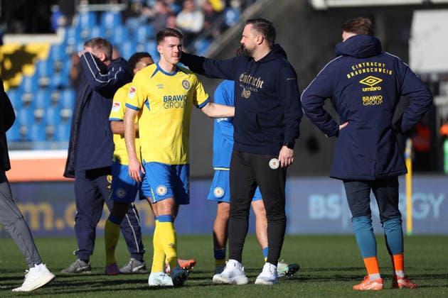 Braunschweig vs. Münster, 2. BL Braunschweig, 01.03.2026, Fußball, Herren, 2. BL, Saison 2025 2026, Eintracht Braunschweig vs. SC Preußen Münster: Spielende, Mannschaft nach der Niederlage, Florian Flick (Eintracht Braunschweig), Cheftrainer Heiner Backhaus (Eintracht Braunschweig) (DFL DFB REGULATIONS PROHIBIT ANY USE OF PHOTOGRAPHS as IMAGE SEQUENCES and or QUASI-VIDEO) Stadion an der Hamburger Straße Niedersachsen Deutschland
