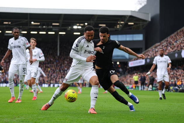 1st March 2026; Craven Cottage, Fulham, London, England; Premier League Football, Fulham versus Tottenham Hotspur; Dominic Solanke of Tottenham Hotspur under pressure from Kenny Tete of Fulham  JPxFletcher Content restricted for UK based newspaper