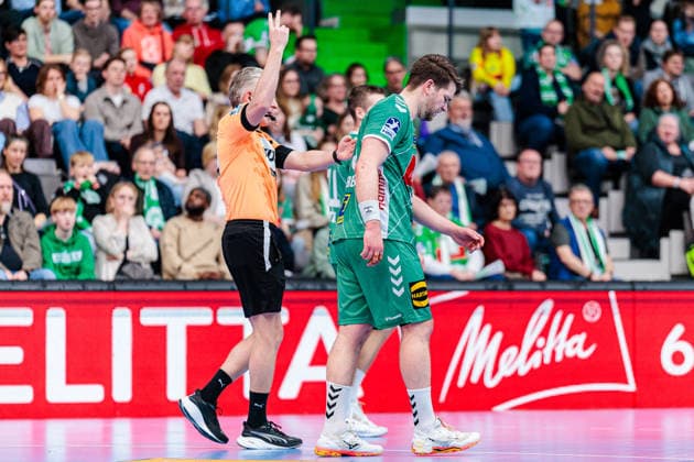 Ian Weber (GWD Minden, 13) erhaelt eine 2 Minuten Strafe von Robert Schulze (Schiedsrichter) (links) GER, GWD Minden vs. TVB Stuttgart, Handball, 1. Bundesliga, 23. Spieltag, Spielzeit 2025 2026, 01.03.2026 GER, GWD Minden vs. TVB Stuttgart, Handball, 1. Bundesliga, 23. Spieltag, Spielzeit 2025 2026, 01.03.2026 Minden Copyright: xEibner-Pressefoto JanxRollingerx EP_JSK