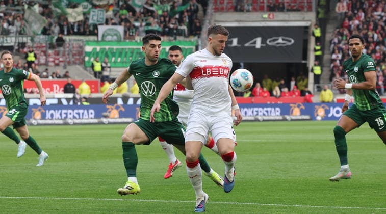 Stuttgart, Fußball Bundesliga, 20. Spieltag, VfB Stuttgart vs. VfL Wolfsburg, von links: Konstantinos koulierakis ( Wolfs ) Ermedin Demirovic ( VfB )