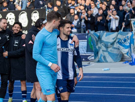 Fussball, Herren, Saison 2025 2026, 2. Bundesliga (24. Spieltag), Hertha BSC - 1. FC Nürnberg, v.l. Torhüter Tjark Ernst (Hertha BSC), Josip Brekalo (Hertha BSC), Jubel nach Abpfiff, 01.03. 2026,