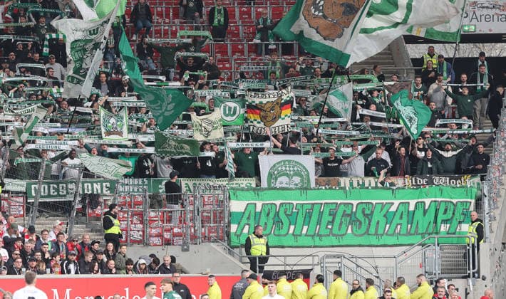 Stuttgart, Fußball Bundesliga, 20. Spieltag, VfB Stuttgart vs. VfL Wolfsburg, Fans Wolfsburg