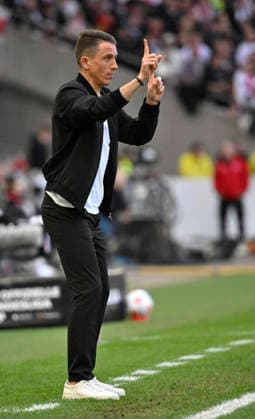 Trainer Coach Daniel Bauer VfL Wolfsburg am Spielfeldrand Gestik Geste VfB Stuttgart vs VfL Wolfsburg WOB 01.03.2026 DFL REGULATIONS PROHIBIT ANY USE OF PHOTOGRAPHS AS IMAGE SEQUENCES AND OR QUASI-VIDEO VfB Stuttgart vs VfL Wolfsburg WOB