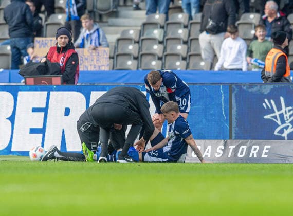 Fussball, Herren, Saison 2025 2026, 2. Bundesliga (24. Spieltag), Hertha BSC - 1. FC Nürnberg, Marten Winkler (Hertha BSC) wird nach Abpfiff behandelt, 01.03. 2026,