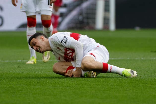 Bilal El Khannouss (VfB Stuttgart, 11) verletzt am Boden , Deutschland, Fussball, 1. Bundesliga, 24.Spieltag, 2025 2026, VfB Stuttgart vs. VfL Wolfsburg, 01.03.2026, Stuttgart MHP Arena Deutschland