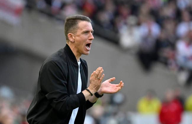 Trainer Coach Daniel Bauer VfL Wolfsburg am Spielfeldrand Gestik Geste klatscht aufmunternd in die Haende, Beifall VfB Stuttgart vs VfL Wolfsburg WOB 01.03.2026 DFL REGULATIONS PROHIBIT ANY USE OF PHOTOGRAPHS AS IMAGE SEQUENCES AND OR QUASI-VIDEO VfB Stuttgart vs VfL Wolfsburg WOB
