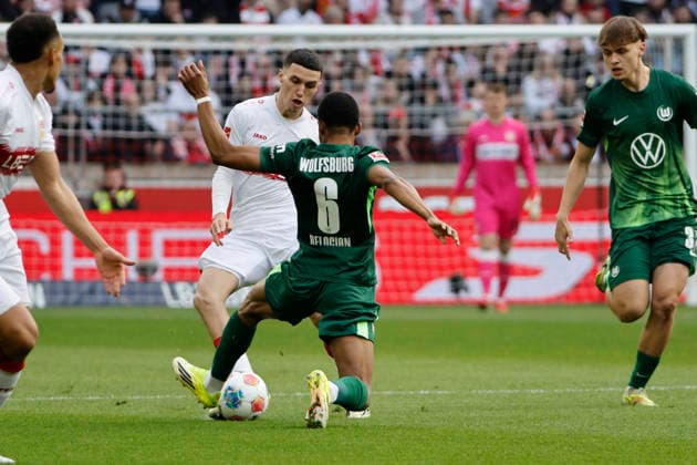 Bilal El Khannouss (VfB Stuttgart, 11) und JeanuÃ«l Belocian, Jeanuel (VfL Wolfsburg, 06) im Zweikampf , Deutschland, Fussball, 1. Bundesliga, 24.Spieltag, 2025 2026, VfB Stuttgart vs. VfL Wolfsburg, 01.03.2026, Stuttgart MHP Arena Deutschland
