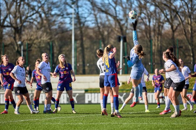 01.03.2026, GER, Frauenfußball, Testspiel, 2025 2026, RB Leipzig - FC Ingolstadt Torraumszene, Franziska Maier (1, FC Ingolstadt) wehrt Ball ab Leipzig Trainingszentrum der Roten Bulle Sachsen Deutschland