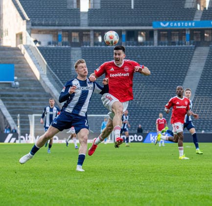 Fussball, Herren, Saison 2025 2026, 2. Bundesliga (24. Spieltag), Hertha BSC - 1. FC Nürnberg, v.l. Julian Eitschberger (Hertha BSC), Luka Lochoshvili (Nürnberg), 01.03. 2026,