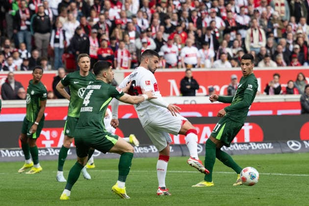 v.li. Konstantinos Koulierakis (VfL Wolfsburg, 04), Deniz Undav (VfB Stuttgart 26), Adam Daghim (VfL Wolfsburg, 11) GER, VfB Stuttgart vs. VfL Wolfsburg, Fussball, Herren, 1. Bundesliga, 24. Spieltag, Spielzeit 2025 2026, 01.03.2026, DFL DFB REGULATIONS PROHIBIT ANY USE OF PHOTOGRAPHS AS IMAGE SEQUENCES AND OR QUASI-VIDEO, GER, VfB Stuttgart vs. VfL Wolfsburg, Fussball, Herren, 1. Bundesliga, 24. Spieltag, Spielzeit 2025 2026, 01.03.2026 Stuttgart