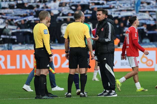 BERLIN, GERMANY - MARCH 1: Trainer Coach Miroslav Klose discusses with Schiedsrichter Referee Patrick Ittrich, during the Bundesliga match between Hertha BSC - 1. FC Nürnberg at Olympiastadion on matchday 24 of the 2. Bundesliga on March 1, 2026 in Berlin, Germany. DFL REGULATIONS PROHIBIT ANY USE OF PHOTOGRAPHS AS IMAGE SEQUENCES AND OR QUASI-VIDEO. Berlin Germany Copyright: xO.Frankex