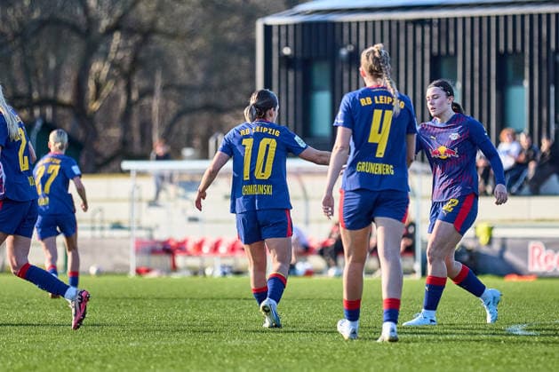 01.03.2026, GER, Frauenfußball, Testspiel, 2025 2026, RB Leipzig - FC Ingolstadt Gina Chmielinski (10, RB Leipzig), Abklatschen nach 2:1 Leipzig Trainingszentrum der Roten Bulle Sachsen Deutschland