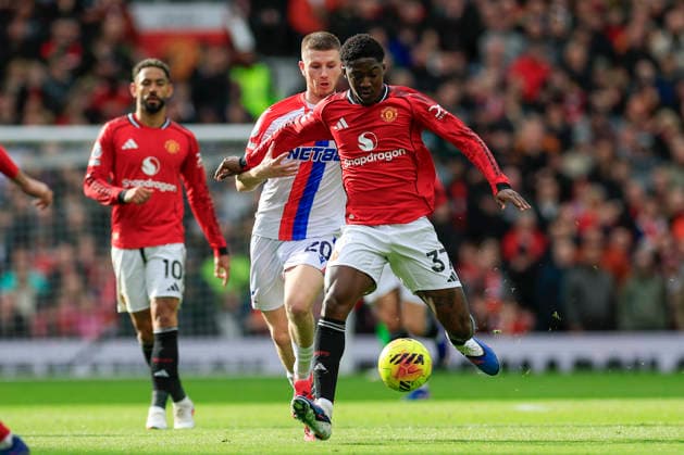 Manchester United, ManU v Crystal Palace, Premier League Kobbie Mainoo (37) of Manchester United controls the ball under pressure from Adam Wharton (20) of Crystal Palace during the Premier League match between Manchester United and Crystal Palace at Old Trafford, Manchester, UK on 1 March 2026. Manchester Old Trafford Greater Manchester UK Editorial use only DataCo restrictions apply See www.football-dataco.com , Copyright: xConorxMolloyx PSI-23823-0046