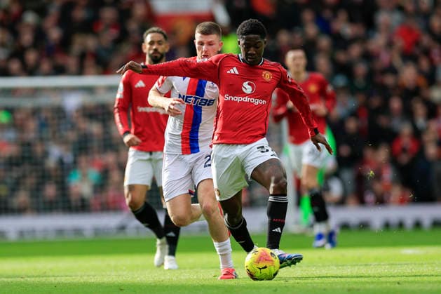 Manchester United, ManU v Crystal Palace, Premier League Kobbie Mainoo (37) of Manchester United controls the ball under pressure from Adam Wharton (20) of Crystal Palace during the Premier League match between Manchester United and Crystal Palace at Old Trafford, Manchester, UK on 1 March 2026. Manchester Old Trafford Greater Manchester UK Editorial use only DataCo restrictions apply See www.football-dataco.com , Copyright: xConorxMolloyx PSI-23823-0047
