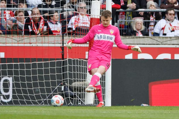 Alexander Nübel, Nubel (VfB Stuttgart, 33) mit einem Pass , Deutschland, Fussball, 1. Bundesliga, 24.Spieltag, 2025 2026, VfB Stuttgart vs. VfL Wolfsburg, 01.03.2026, Stuttgart MHP Arena Deutschland