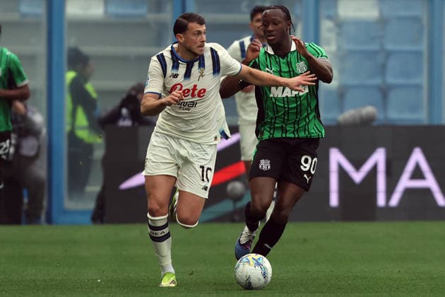 Sassuolo s Ismael Kone fight for the ball with Atalanta™s Lazar Samordzic during the Serie A soccer match between Sassuolo and Atalanta at the Mapei Stadium Citta™ del Tricolore in Reggio Emilia - sunday , March 1, 2026. - Soccer .  Copyright: xGiannixSantandrea LaPressex