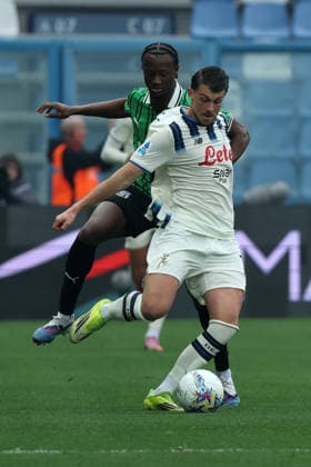 Sassuolo s Ismael Kone fight for the ball with Atalanta™s Lazar Samordzic during the Serie A soccer match between Sassuolo and Atalanta at the Mapei Stadium Citta™ del Tricolore in Reggio Emilia - sunday , March 1, 2026. - Soccer .  Copyright: xGiannixSantandrea LaPressex