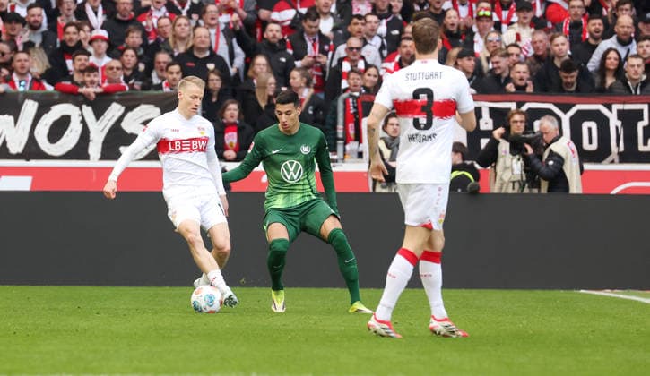 01.03.2026, Deutschland, Stuttgart, Fußball Bundesliga, 20. Spieltag, VfB Stuttgart vs. VfL Wolfsburg, v.l. Chris Führich (VfB), Adam Daghim (VfL)
