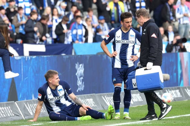 DEU, DFL, 2. FBL, Hertha BSC vs. 1.FC Nuernberg, 01.03.2026, Berliner Olympiastadion, Berlin, DEU, DFL, 2. FBL, Hertha BSC vs. 1.FC Nuernberg, im Bild Marten Winkler (Hertha BSC Berlin 22) verletzt, Michal Karbownik (Hertha BSC Berlin 33) DFL - regulations prohibit any use of Photographs as image sequences and or quasi-video
