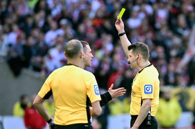 Schiedsrichter Referee Patrick Ittrich zeigt Trainer Coach Daniel Bauer VfL Wolfsburg gelbe Karte gelb Verwarnung VfB Stuttgart vs VfL Wolfsburg WOB 01.03.2026 DFL REGULATIONS PROHIBIT ANY USE OF PHOTOGRAPHS AS IMAGE SEQUENCES AND OR QUASI-VIDEO VfB Stuttgart vs VfL Wolfsburg WOB