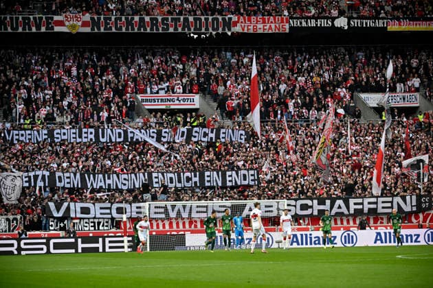 Transparent, Protest, Protestplakat, Fanplakat, Banner, Plakat, Spruchband Videobeweis abschaffen VAR, Video-Assistent, Videobeweis, Videoschiedsrichter Video Assistent Referee VfB Stuttgart vs VfL Wolfsburg WOB 01.03.2026 DFL REGULATIONS PROHIBIT ANY USE OF PHOTOGRAPHS AS IMAGE SEQUENCES AND OR QUASI-VIDEO VfB Stuttgart vs VfL Wolfsburg WOB