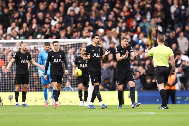 Fulham v Tottenham Hotspur 01 March 2026, London - Premier League Football - Fulham v Tottenham Hotspur - Micky van de Ven of Tottenham Hotspur and Dominic Solanke of Tottenham Hotspur complain to match referee Tom Bramall after conceding - Photo: Jacques Feeney Offside. London UK Copyright: xJacquesxFeeneyx xOffsidexOffside
