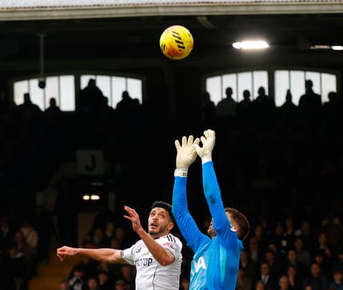 Fulham v Tottenham Hotspur, London, UK -01 Mar 2026 Raul JimÃ nez of Fulham fc battles for the ball with Guglielmo Vicario of Tottenham Hotspur during the Premier League match between Fulham and Tottenham Hotspur at Craven Cottage, London on 01 March 2026 ( London Craven Cottage London England Copyright: xTomxCusden PPAUKx PPA-252188