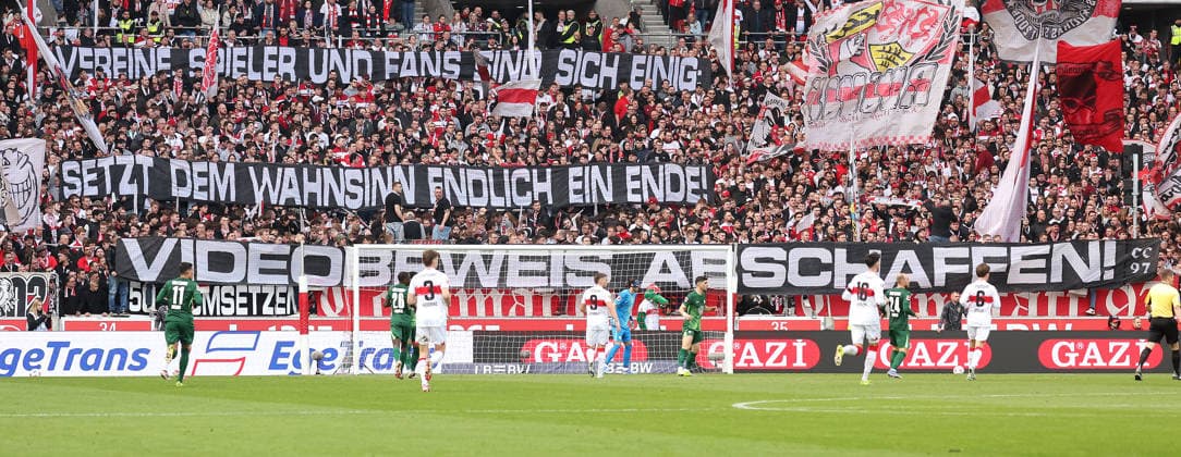 01.03.2026, Deutschland, Stuttgart, Fußball Bundesliga, 20. Spieltag, VfB Stuttgart vs. VfL Wolfsburg, Banner Videobeweis abschaffen