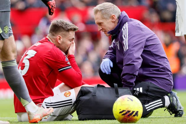 Manchester United, ManU v Crystal Palace - Premier League Luke Shaw of Manchester United is treated for injury by Jordan Reece Manchester United Physio during the Premier League match between Manchester United and Crystal Palace at Old Trafford on March 1, 2026 in Manchester, England. WARNING! This Photograph May Only Be Used For Newspaper And Or Magazine Editorial Purposes. May Not Be Used For Publications Involving 1 player, 1 Club Or 1 Competition Without Written Authorisation From Football DataCo Ltd. For Any Queries, Please Contact Football DataCo Ltd on +44 (0) 207 864 9121 Manchester Old Trafford England United Kingdom Copyright: xAllstarxPicturexLibraryxLtdx