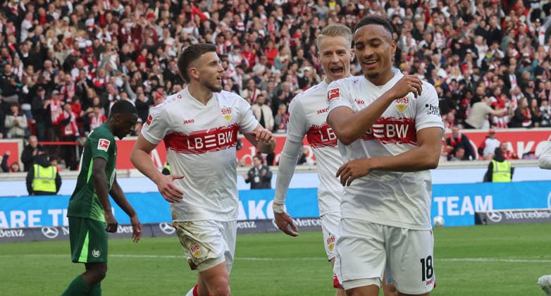 Stuttgart, Fußball Bundesliga, 20. Spieltag, VfB Stuttgart vs. VfL Wolfsburg, Jubel VfB , von links: Ermedin Demirovic Chris Führich Jamie Leweling ( VfB )