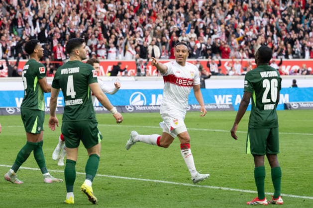 Tor zum 2:0 durch Jamie Leweling (VfB Stuttgart 18) Jubel, Torjubel, Bejubelt sein Tor. GER, VfB Stuttgart vs. VfL Wolfsburg, Fussball, Herren, 1. Bundesliga, 24. Spieltag, Spielzeit 2025 2026, 01.03.2026, DFL DFB REGULATIONS PROHIBIT ANY USE OF PHOTOGRAPHS AS IMAGE SEQUENCES AND OR QUASI-VIDEO, GER, VfB Stuttgart vs. VfL Wolfsburg, Fussball, Herren, 1. Bundesliga, 24. Spieltag, Spielzeit 2025 2026, 01.03.2026 Stuttgart