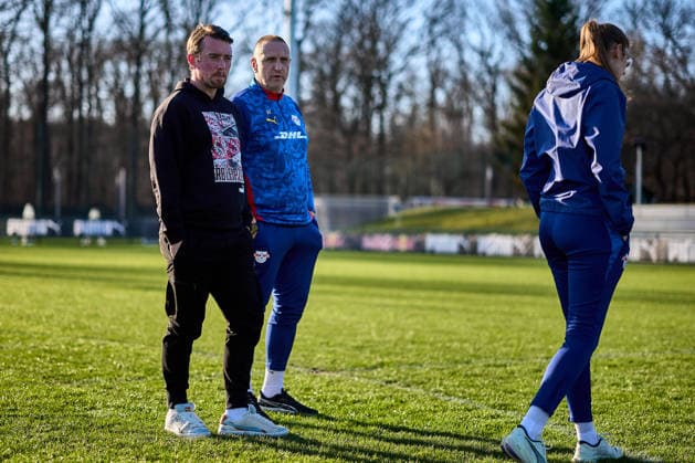 01.03.2026, GER, Frauenfußball, Testspiel, 2025 2026, RB Leipzig - FC Ingolstadt Jonas Stephan (Cheftrainer, RB Leipzig, li.), nach Abpfiff Leipzig Trainingszentrum der Roten Bulle Sachsen Deutschland