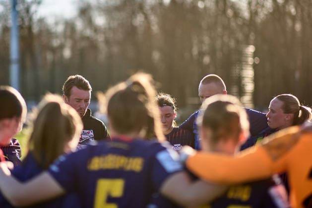 01.03.2026, GER, Frauenfußball, Testspiel, 2025 2026, RB Leipzig - FC Ingolstadt Mannschaftskreis, RB Leipzig, nach Abpfiff, mit Jonas Stephan (Cheftrainer, RB Leipzig) Leipzig Trainingszentrum der Roten Bulle Sachsen Deutschland