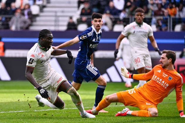 FOOTBALL : Paris FC vs Nice - Ligue 1 - 01 03 2026 Kojo Peprah Oppong ( 37 - Nice ) and Kevin Trapp ( 35 - PFC ) during the Ligue 1 match between Paris FC and OGC Nice at Stade Jean Bouin on March 01, 2026 in Paris, France. ( Photo by Federico Pestellini PsnewZ ) - ParisFrance  Copyright: xFedericoxPestelinix
