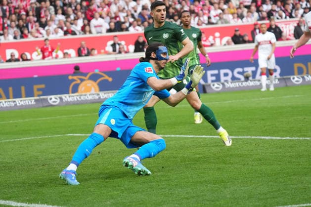 Bundesliga, Spieltag 24, Saison 2025 26, VfB Stuttgart - VfL Wolfsburg Kamil Grabara (VfL Wolfsburg) klaert - VfB Stuttgart - VfL Wolfsburg Bundesliga, Spieltag 24, Saison 2025 26, VfB Stuttgart - VfL Wolfsburg Deutschland, Stuttgart, MHP Arena, 01.03.2026 (DFL DFB REGULATIONS PROHIBIT ANY USE OF PHOTOGRAPHS as IAMGE SEQUENCES and or QUASI-VIDEO).