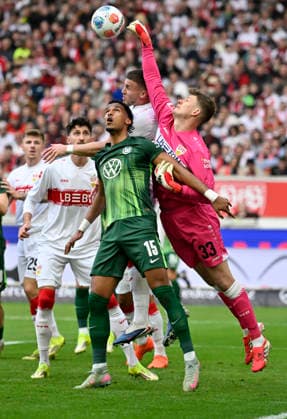 Strafraumszene, Torraumszene Torwart Alexander Nuebel VfB Stuttgart (33) gegen Moritz Jenz VfL Wolfsburg (15) Ermedin Demirovic VfB Stuttgart (09) VfB Stuttgart vs VfL Wolfsburg WOB 01.03.2026 DFL REGULATIONS PROHIBIT ANY USE OF PHOTOGRAPHS AS IMAGE SEQUENCES AND OR QUASI-VIDEO VfB Stuttgart vs VfL Wolfsburg WOB