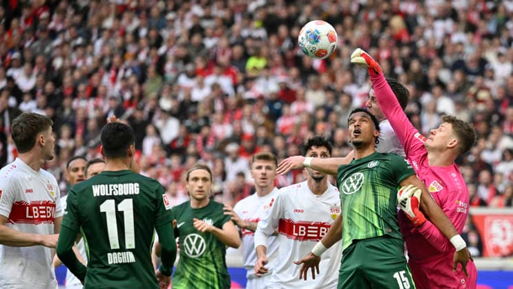 Strafraumszene, Torraumszene Torwart Alexander Nuebel VfB Stuttgart (33) gegen Moritz Jenz VfL Wolfsburg (15) Ermedin Demirovic VfB Stuttgart (09) Atakan Karazor VfB Stuttgart (16) Adam Daghim VfL Wolfsburg (11) VfB Stuttgart vs VfL Wolfsburg WOB 01.03.2026 DFL REGULATIONS PROHIBIT ANY USE OF PHOTOGRAPHS AS IMAGE SEQUENCES AND OR QUASI-VIDEO VfB Stuttgart vs VfL Wolfsburg WOB
