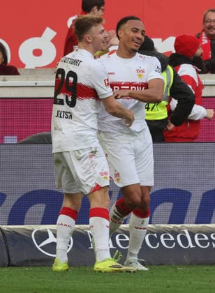 Stuttgart, Fußball Bundesliga, 20. Spieltag, VfB Stuttgart vs. VfL Wolfsburg, Jubel VfB , von links: Finn Jeltsch Jamie Leweling