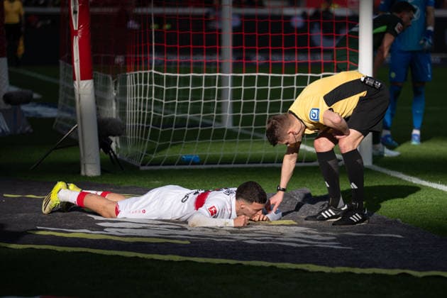 Bilal El Khannouss (VfB Stuttgart, 11) verletzt am boden. re. Schiedsrichter Patrick Ittrich, GER, VfB Stuttgart vs. VfL Wolfsburg, Fussball, Herren, 1. Bundesliga, 24. Spieltag, Spielzeit 2025 2026, 01.03.2026, DFL DFB REGULATIONS PROHIBIT ANY USE OF PHOTOGRAPHS AS IMAGE SEQUENCES AND OR QUASI-VIDEO, GER, VfB Stuttgart vs. VfL Wolfsburg, Fussball, Herren, 1. Bundesliga, 24. Spieltag, Spielzeit 2025 2026, 01.03.2026 Stuttgart