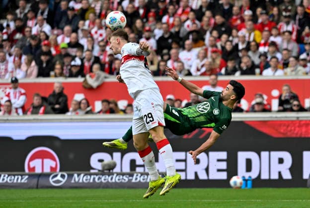 Zweikampf, Aktion Mohamed Amoura VfL Wolfsburg (09) Fallrueckzieher gegen Finn Jeltsch VfB Stuttgart (29) VfB Stuttgart vs VfL Wolfsburg WOB 01.03.2026 DFL REGULATIONS PROHIBIT ANY USE OF PHOTOGRAPHS AS IMAGE SEQUENCES AND OR QUASI-VIDEO VfB Stuttgart vs VfL Wolfsburg WOB