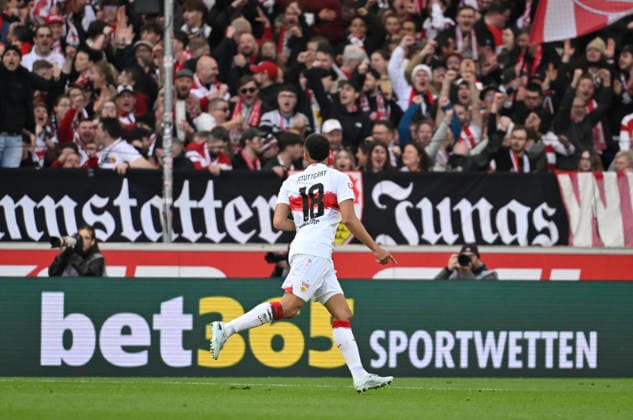 TOR zum 3:0 Jamie Leweling VfB Stuttgart (18) Torjubel im Hintergrund Bandenwerbung Logo bet365 SPORTWETTEN VfB Stuttgart vs VfL Wolfsburg WOB 01.03.2026 DFL REGULATIONS PROHIBIT ANY USE OF PHOTOGRAPHS AS IMAGE SEQUENCES AND OR QUASI-VIDEO VfB Stuttgart vs VfL Wolfsburg WOB