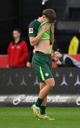 TOR zum 3:0 Jamie Leweling VfB Stuttgart (18) (nicht im Bild) Pharell Hensel VfL Wolfsburg (37) enttaeuscht VfB Stuttgart vs VfL Wolfsburg WOB 01.03.2026 DFL REGULATIONS PROHIBIT ANY USE OF PHOTOGRAPHS AS IMAGE SEQUENCES AND OR QUASI-VIDEO VfB Stuttgart vs VfL Wolfsburg WOB