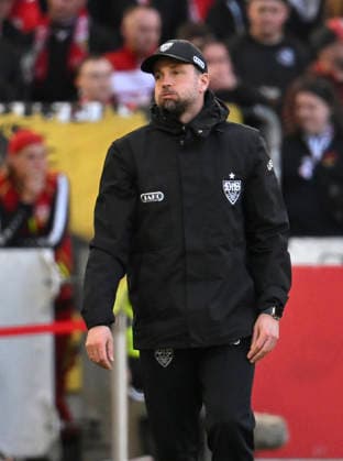 Trainer Coach Sebastian Hoeness VfB Stuttgart am Spielfeldrand Gestik Geste erleichtert dicke Backen atmet durch VfB Stuttgart vs VfL Wolfsburg WOB 01.03.2026 DFL REGULATIONS PROHIBIT ANY USE OF PHOTOGRAPHS AS IMAGE SEQUENCES AND OR QUASI-VIDEO VfB Stuttgart vs VfL Wolfsburg WOB