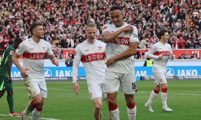 Stuttgart, Fußball Bundesliga, 20. Spieltag, VfB Stuttgart vs. VfL Wolfsburg, Jubel VfB , von links: Ermedin Demirovic Chris Führich Jamie Leweling