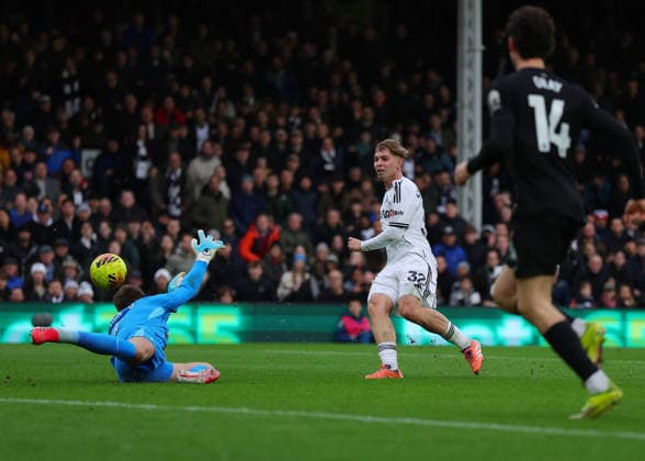 1st March 2026; Craven Cottage, Fulham, London, England; Premier League Football, Fulham versus Tottenham Hotspur; Emile Smith Rowe of Fulham takes a shot on goal but saved by Goalkeeper Guglielmo Vicario of Tottenham Hotspur  JPxFletcher Content restricted for UK based newspaper