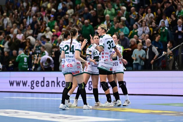 Handball I Frauen I Saison 2025-2026 I 1. HBF I 19. Spieltag I VfL Oldenburg - FRISCH AUF Göppingen I 01.03.2026 Abklatschen nach dem Spiel FRISCH AUF Göppingen Frauen zusammen Oldenburg EWE Arena Niedersachsen Deutschland Copyright: xLobeca FelixxSchlikisx