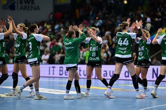Handball I Frauen I Saison 2025-2026 I 1. HBF I 19. Spieltag I VfL Oldenburg - FRISCH AUF Göppingen I 01.03.2026 Abklatschen nach dem Spiel VfL Oldenburg Frauen zusammen Oldenburg EWE Arena Niedersachsen Deutschland Copyright: xLobeca FelixxSchlikisx