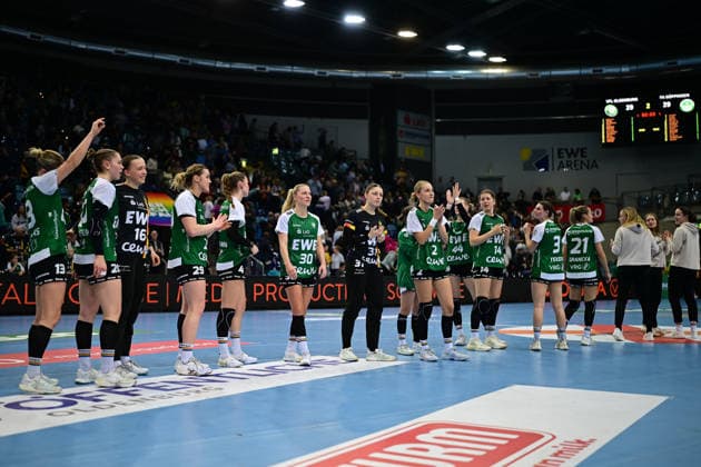 Handball I Frauen I Saison 2025-2026 I 1. HBF I 19. Spieltag I VfL Oldenburg - FRISCH AUF Göppingen I 01.03.2026 Bedanken bei den Fans VfL Oldenburg Frauen nach dem Spiel Oldenburg EWE Arena Niedersachsen Deutschland Copyright: xLobeca FelixxSchlikisx
